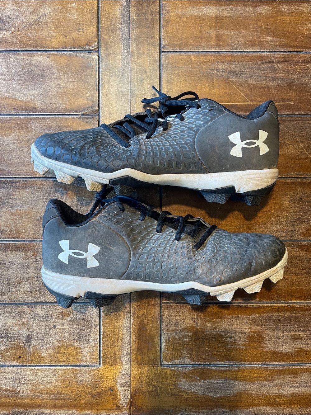 Under Armour black and White softball  Cleats
